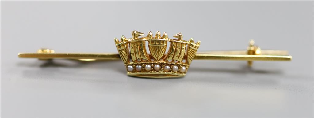 An Edwardian 15ct, enamel and seed pearl set coronet bar brooch, 46mm, gross 2.7 grams.